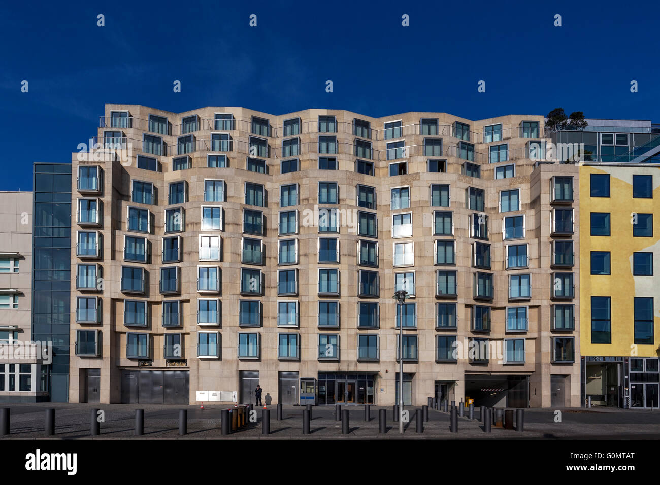 DZ Bank Building in Pariser Platz, conçu par l'architecte Frank Gehry, O en 1998 Berlin Allemagne Europe Banque D'Images