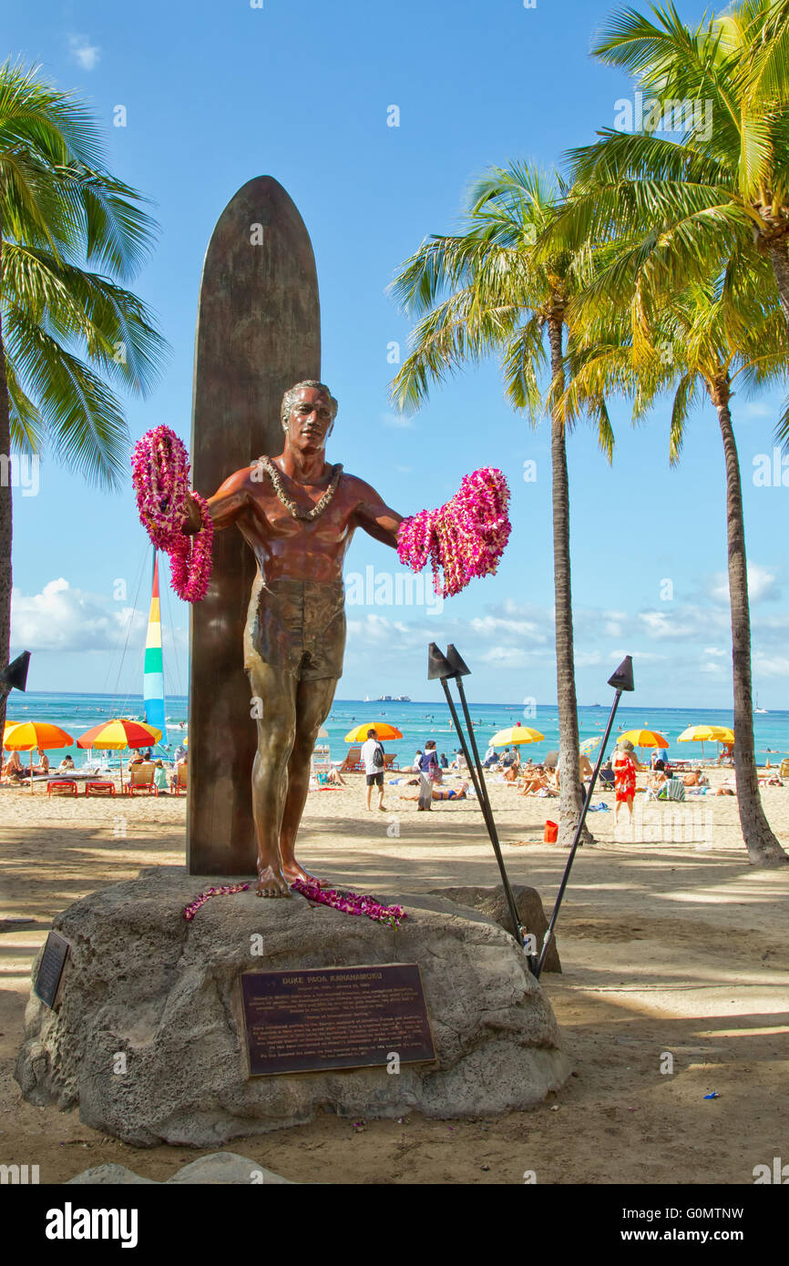 La célèbre statue de Duke Kahanamoku à Waikiki, avec leis floraux Banque D'Images