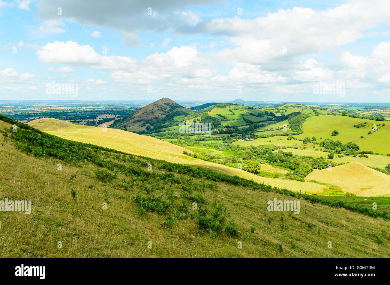 Sur la crête de la CAER Caradoc, Shropshire, Angleterre, regard vers l'Lawley et la lointaine Wrekin Banque D'Images