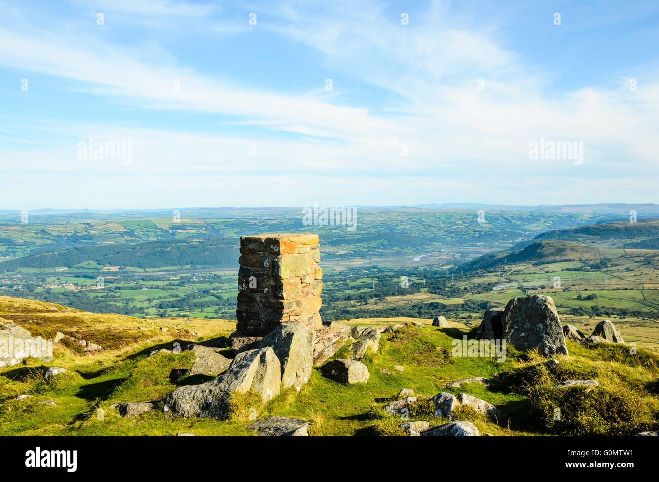 Trig pilier sur Tal y Fan surplombant la vallée de Conwy en Galles Snowdonia Banque D'Images