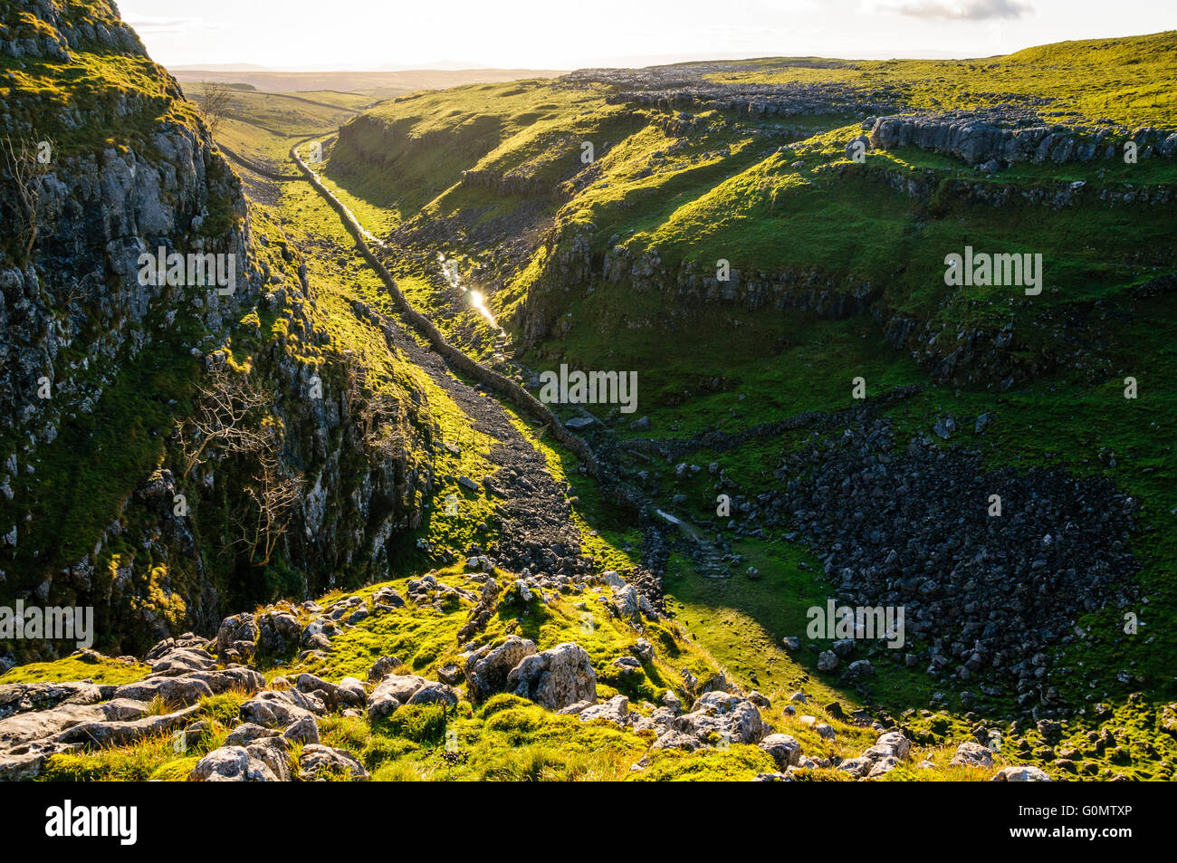 La vallée d'Watlowes à sec au-dessus de Malham Cove sur le Pennine Way dans le Yorkshire Dales National Park en Angleterre Banque D'Images