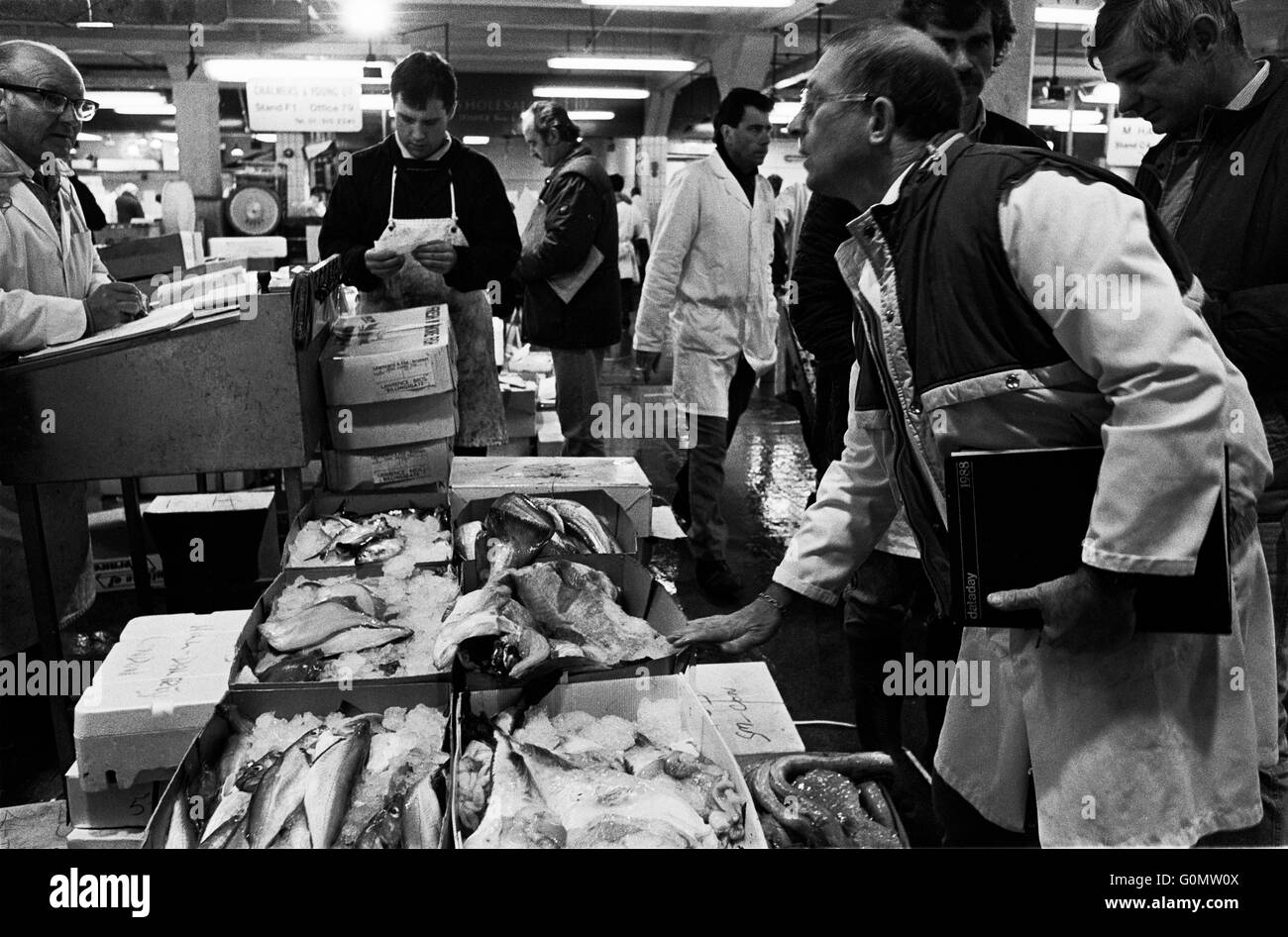 Le marché aux poissons de Billingsgate 1989. Poissonnier traitant de négoce, le poisson sur l'affichage Banque D'Images