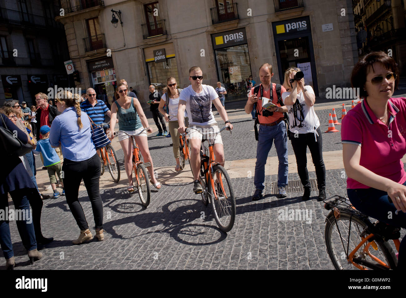 Groupe tour à vélo dans le centre de Barcelone. Banque D'Images