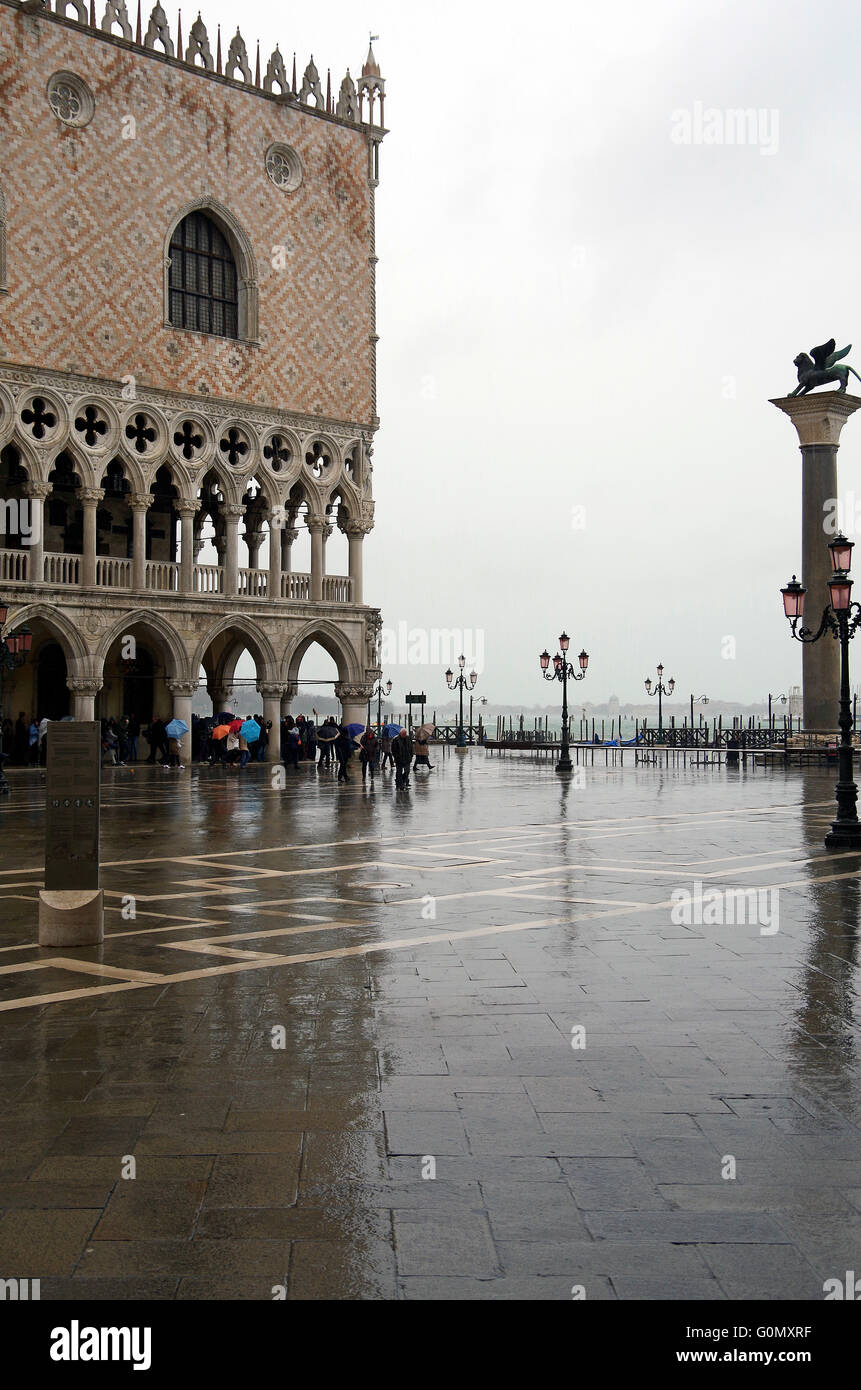 La Place St Marc Piazza S Marco Venise sous la pluie Banque D'Images