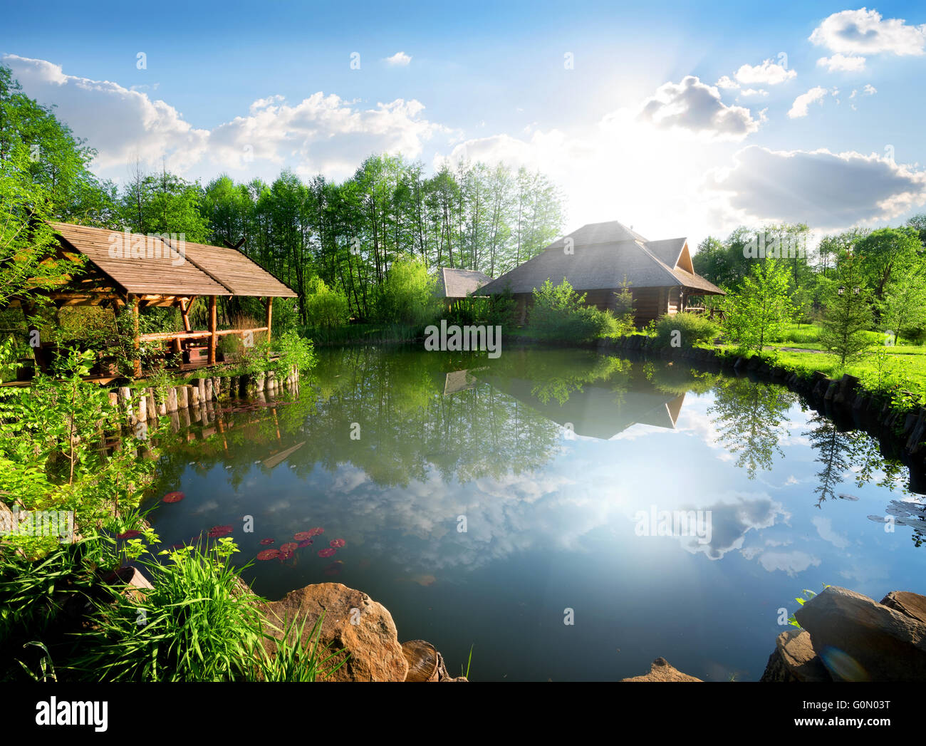 Chalet en bois près du lac de Banque D'Images
