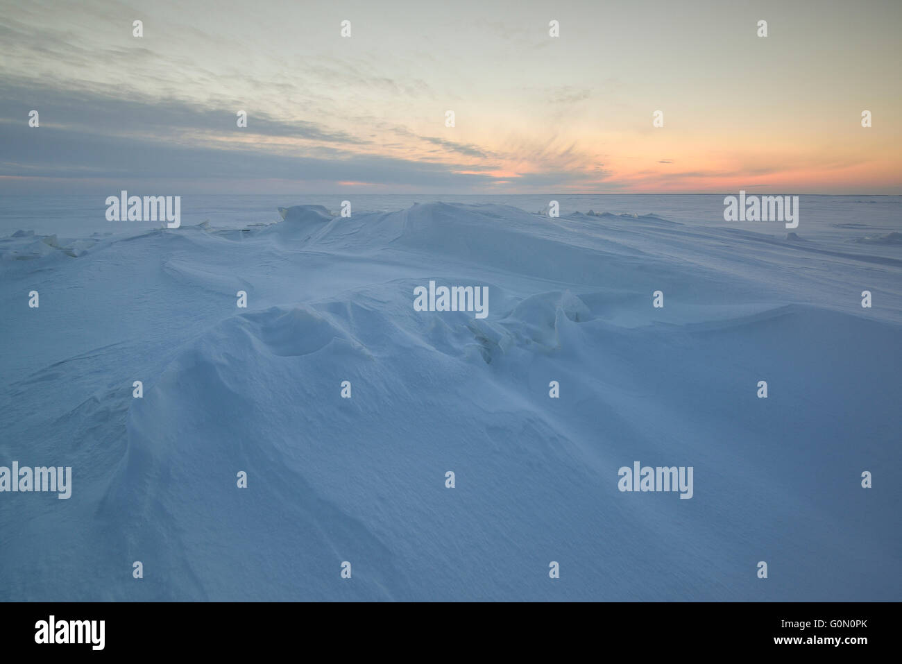 Les formations de glace et de neige sur le lac gelé Banque D'Images