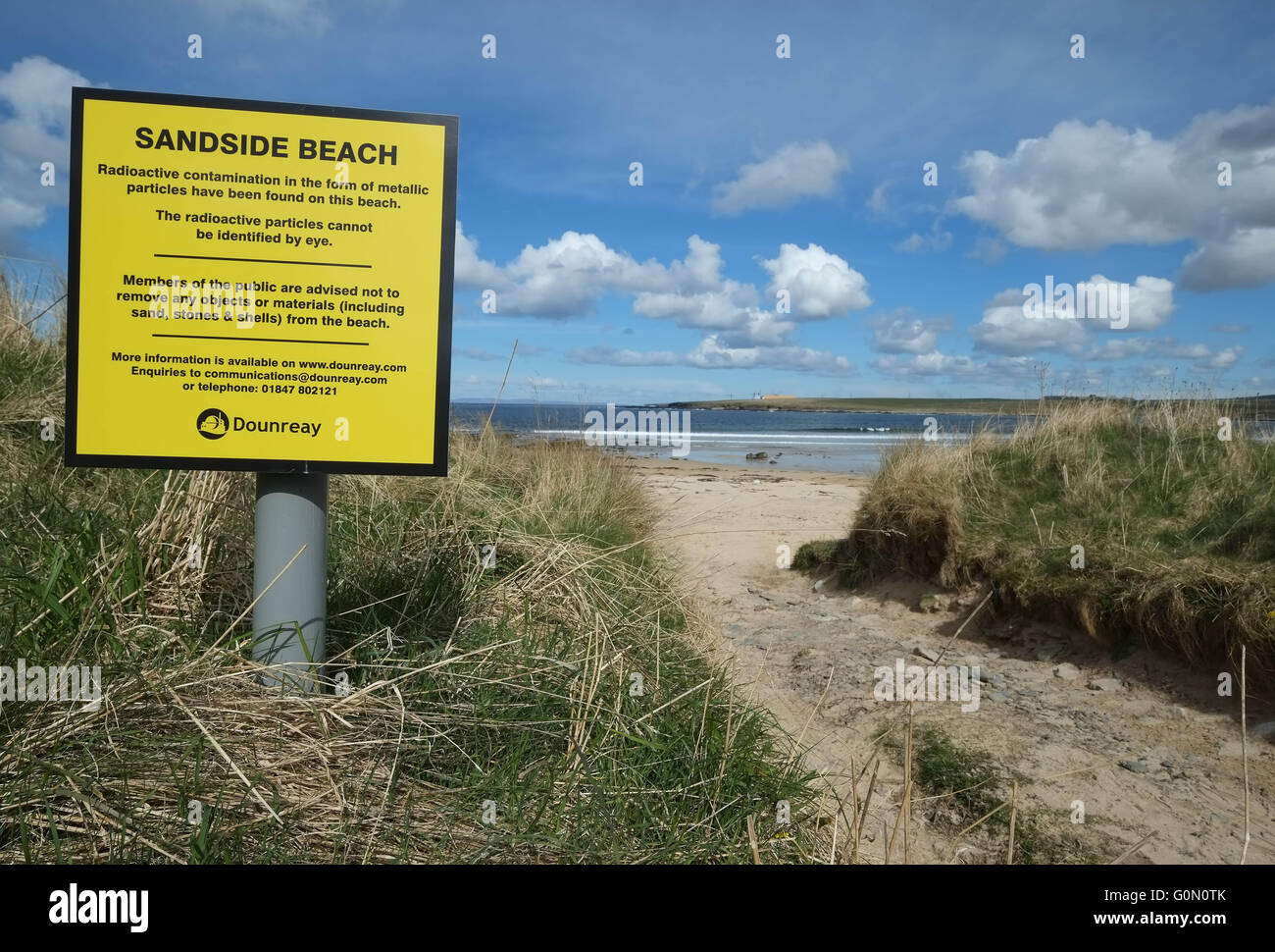 20/04/2016, l'avertissement de signe de contamination radioactive sous forme de particules métalliques à Sandside beach, Reay, Caithness, UK Banque D'Images