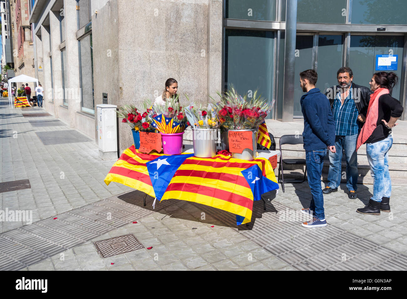 Petit stand de vente rose décorée de drapeaux sur l'Estelada Catalan Diada de Sant Jordi (Saint George's Day), le 23 avril, Barcelone. Banque D'Images