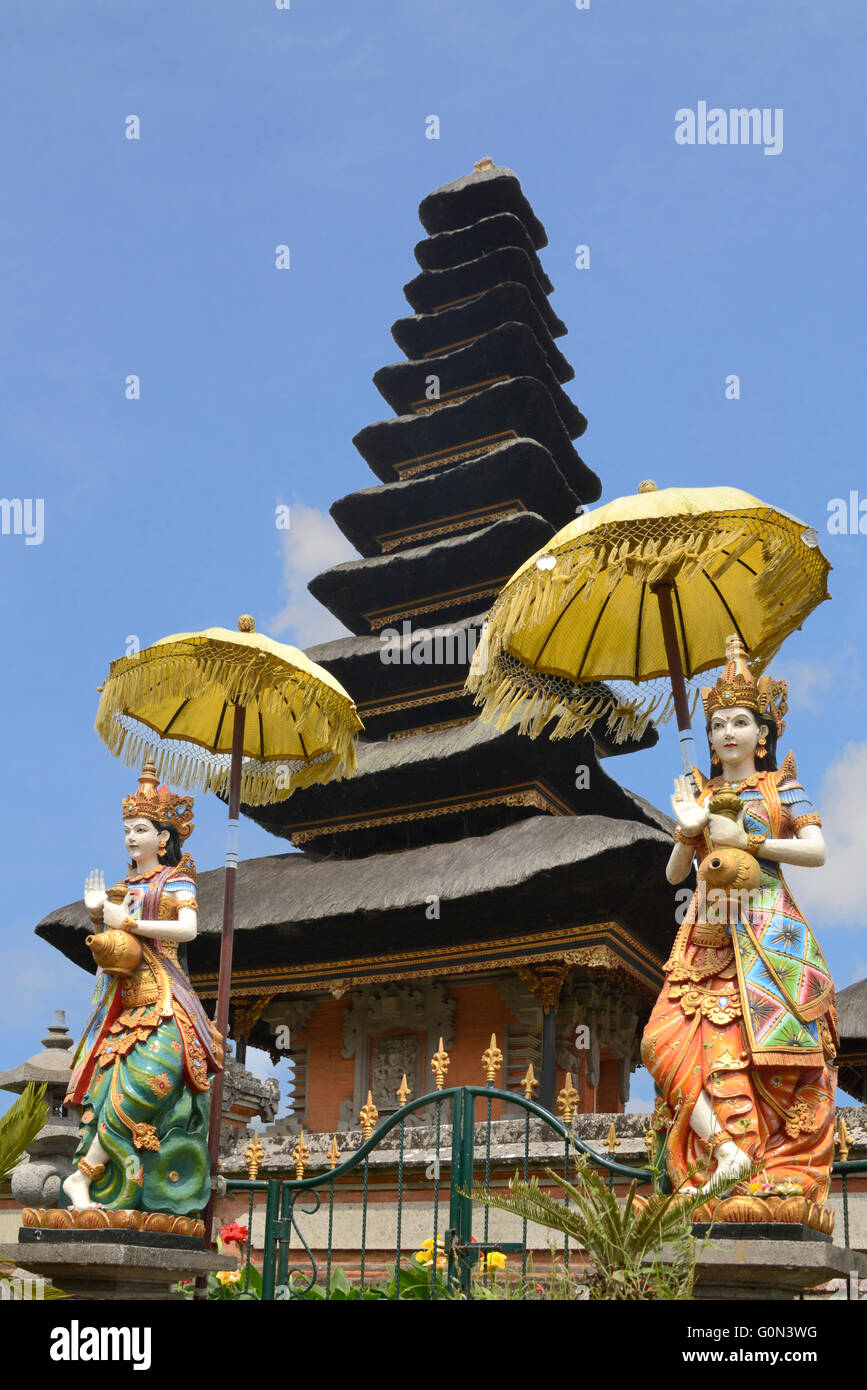 Deux statues de femmes gardiens Pura Ulun Danu Bratan temple bouddhiste hindouiste Indonésie Bali Bedugul Banque D'Images