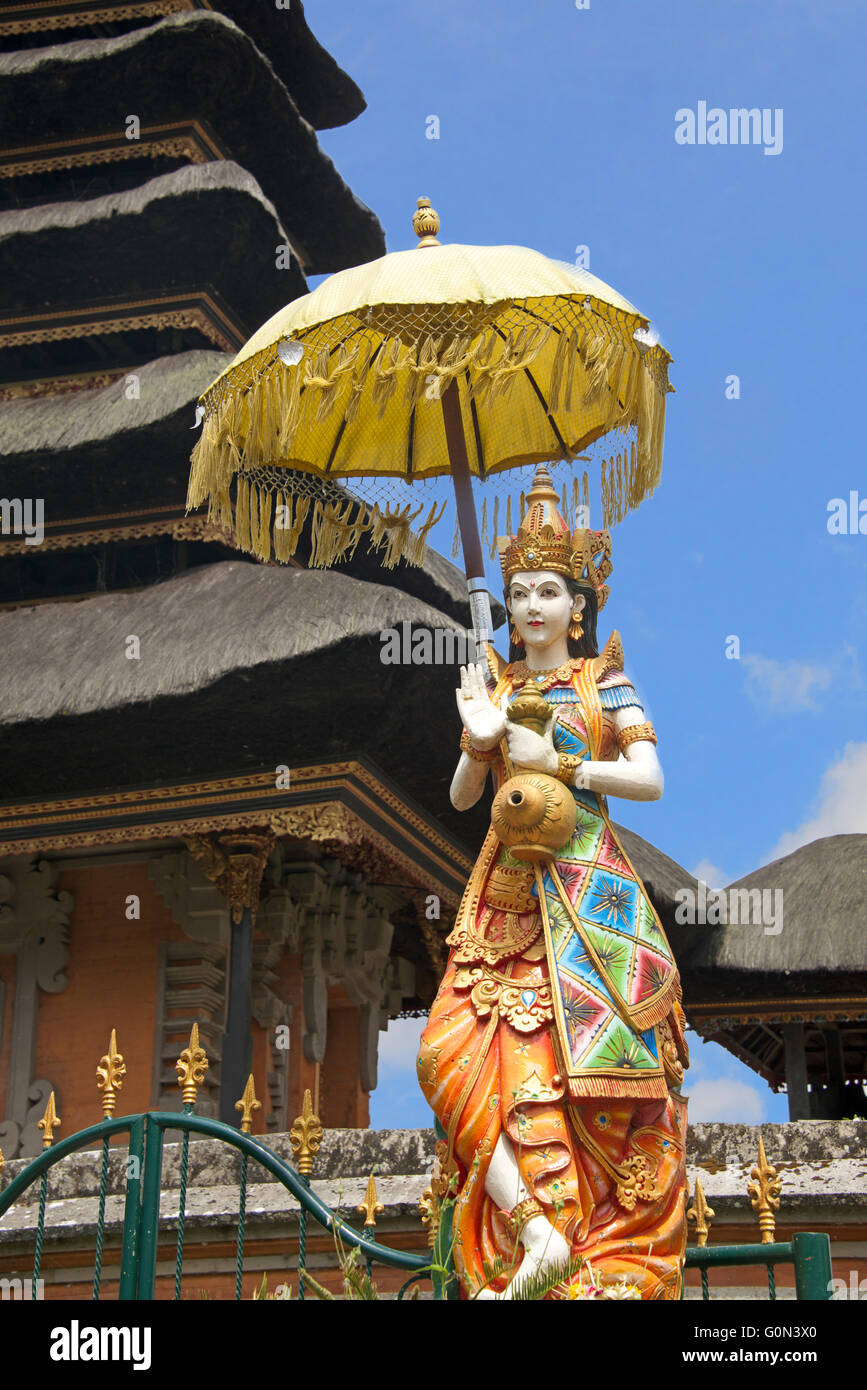 Femme Statue gardienne Pura Ulun Danu Bratan temple bouddhiste hindouiste Indonésie Bali Bedugul Banque D'Images