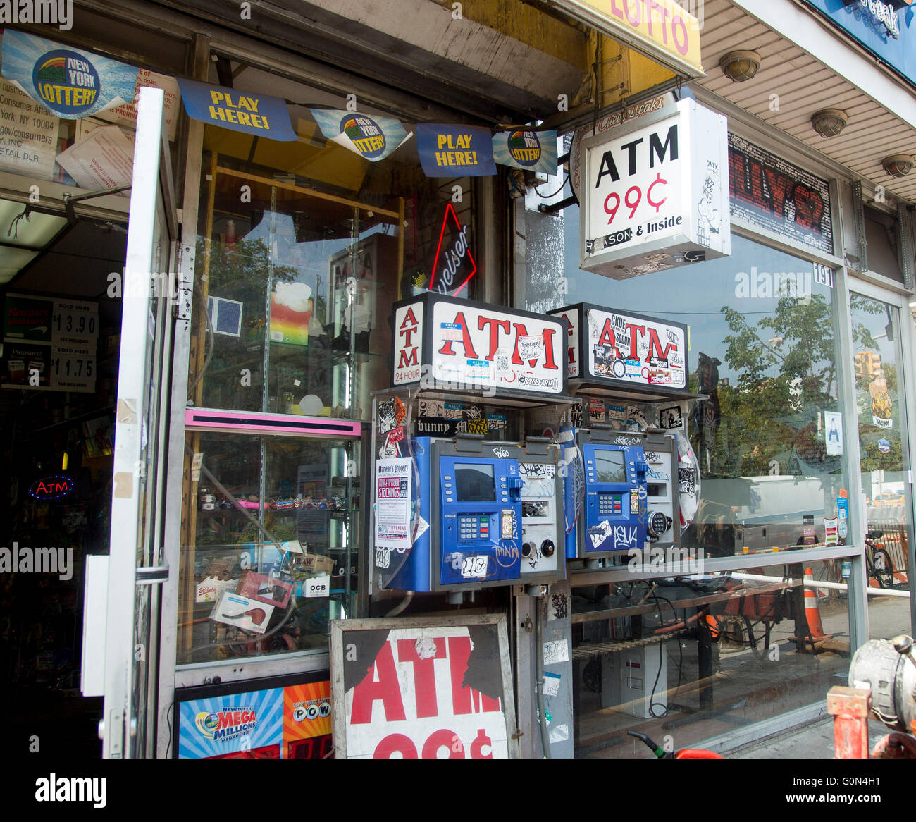 Marchands de drugstore distributeur de billets à l'extérieur paiement Banque D'Images