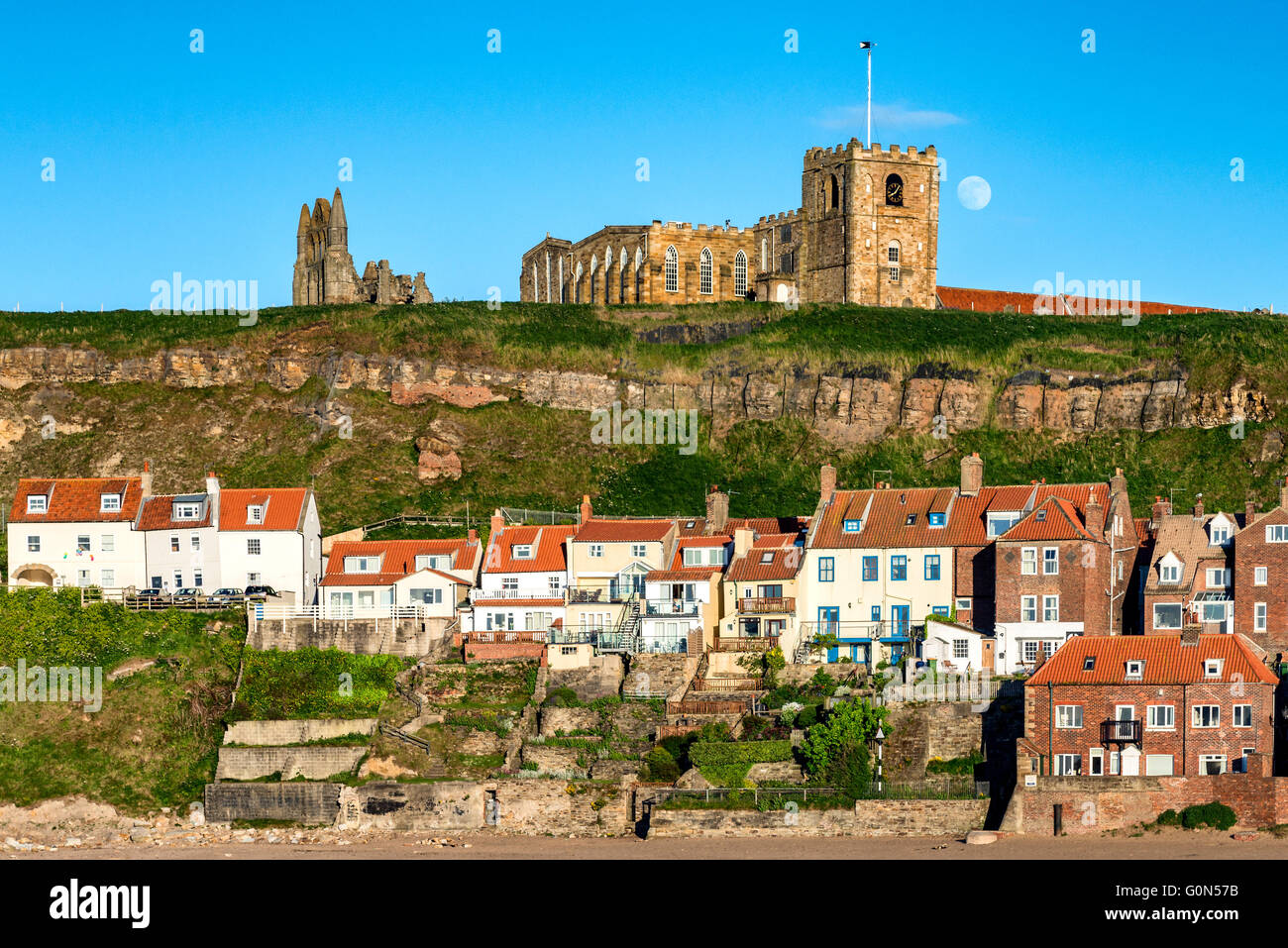 Whitby Abbey, Eglise St Mary et la vieille ville depuis le kiosque Banque D'Images