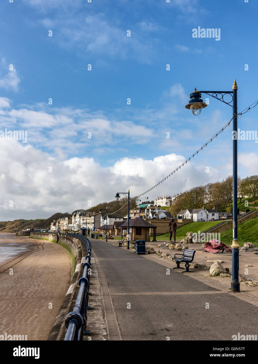 La promenade dans la ville balnéaire de Santa Rosa Beach, North Yorkshire, UK au printemps Banque D'Images