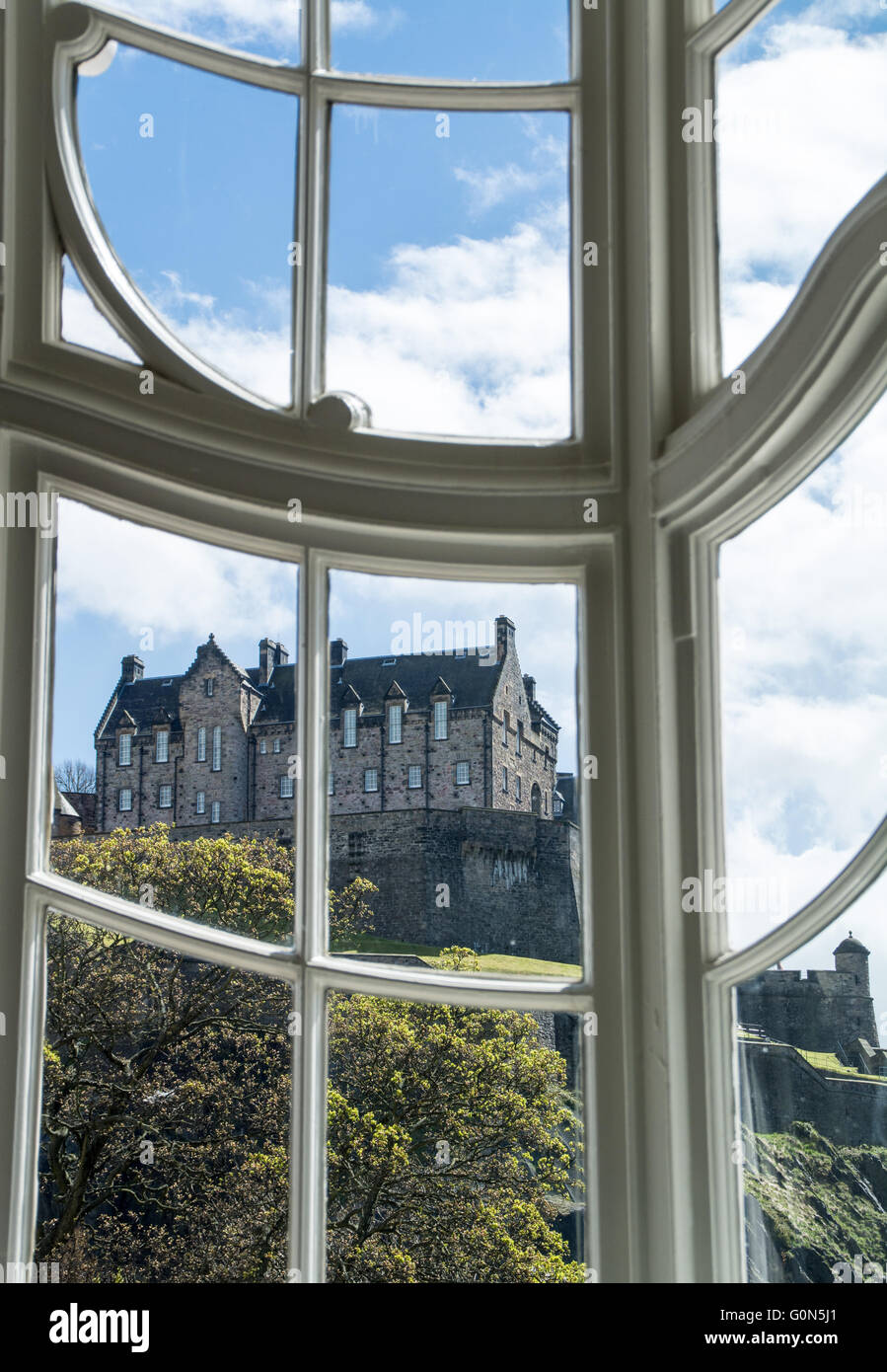 Vue verticale du château d'Édimbourg sur son promontoire, pris par l'intermédiaire d'un châssis de fenêtre de l'époque victorienne. Edimbourg, Ecosse Banque D'Images