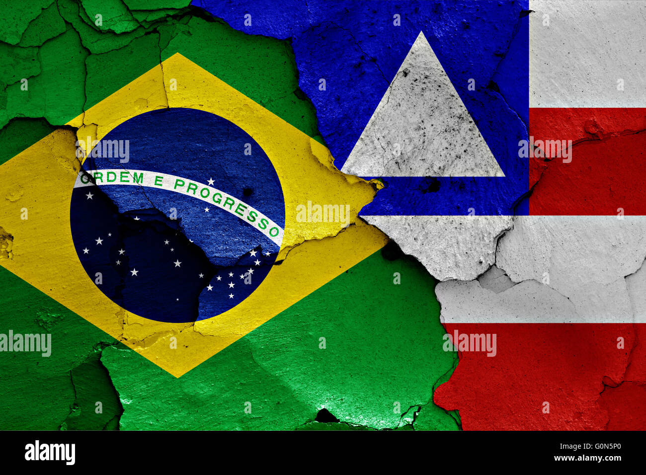 Drapeaux du Brésil et Bahia peint sur mur fissuré Banque D'Images