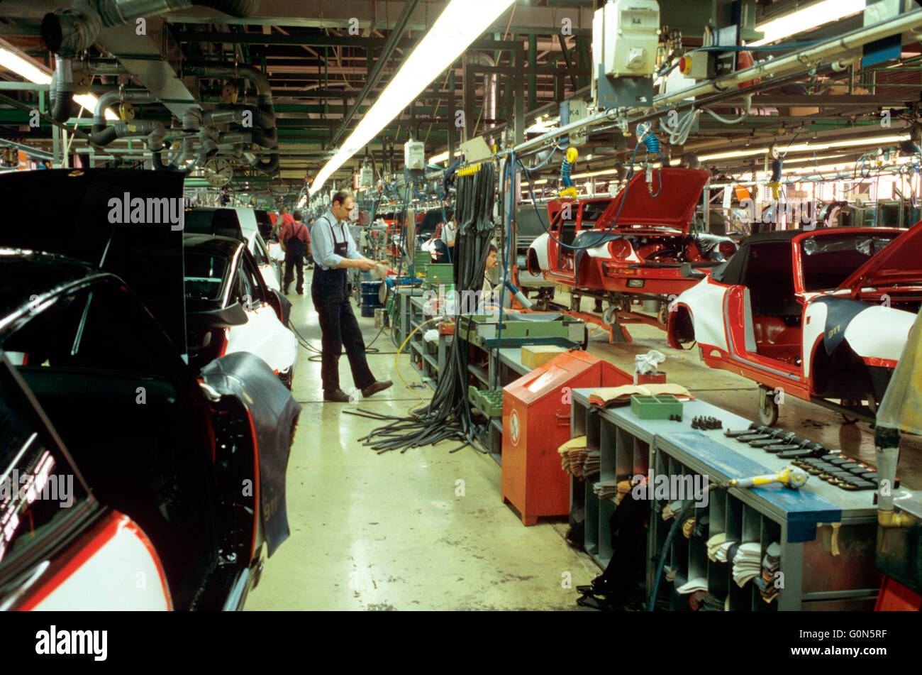 L'usine Porsche de Zuffenhausen à Stuttgart, Allemagne,, voitures neuves sur ligne d'assemblage. Banque D'Images