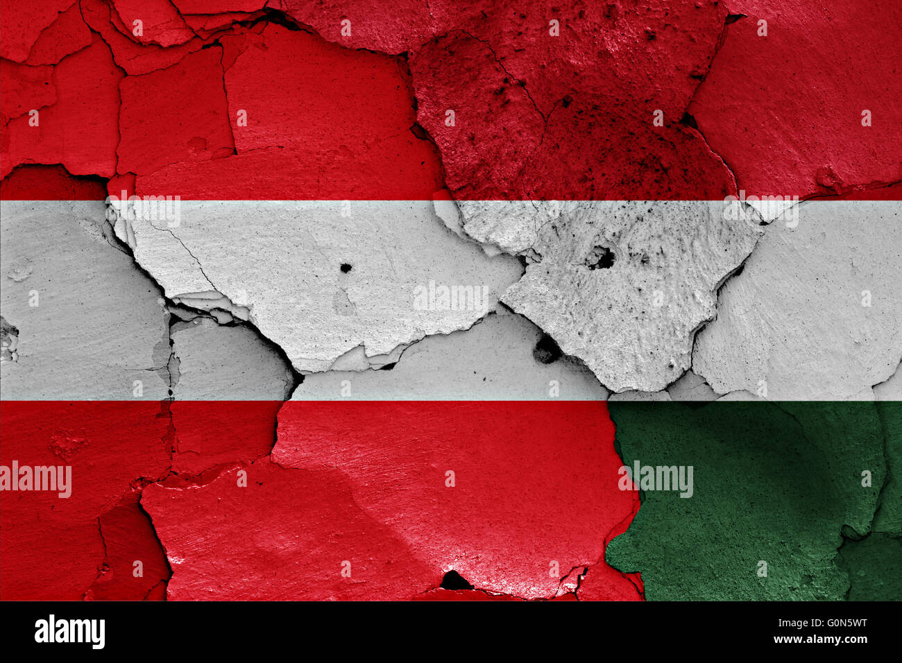 Drapeaux de l'Autriche et la Hongrie peint sur mur fissuré Banque D'Images