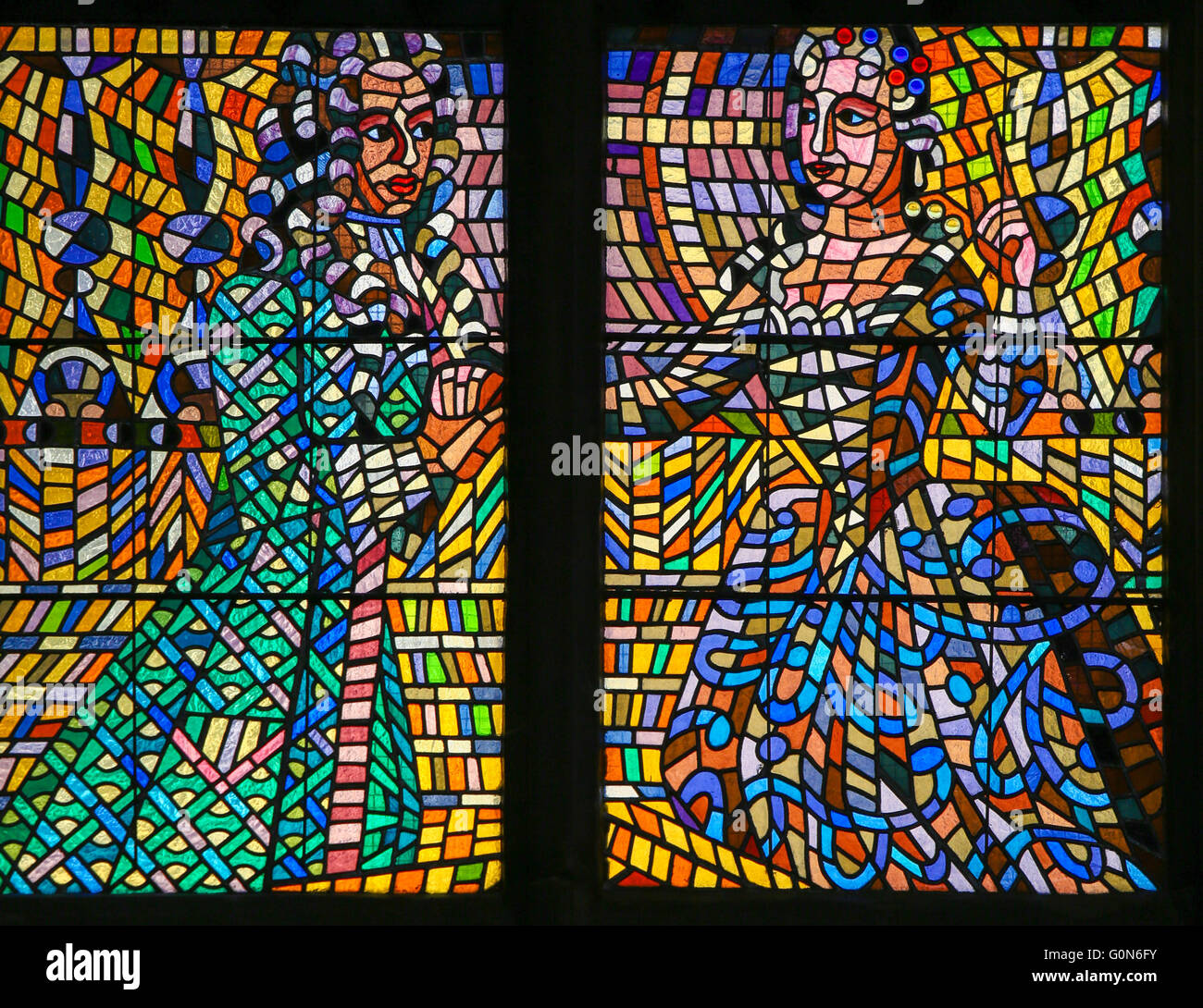 PRAGUE, RÉPUBLIQUE TCHÈQUE - 2 avril, 2016 : vitrail dans la cathédrale Saint-Guy, Prague, représentant un homme et femme avec une Ba Banque D'Images