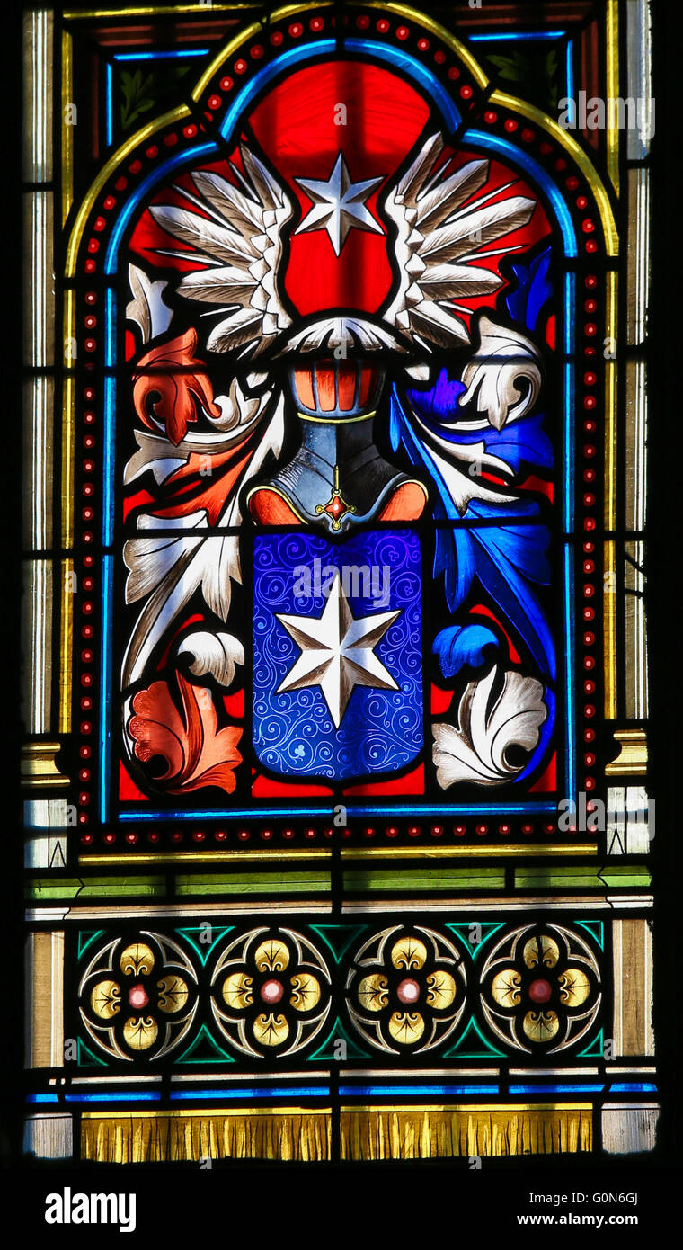 PRAGUE, RÉPUBLIQUE TCHÈQUE - 2 avril, 2016 : vitrail dans la cathédrale Saint-Guy, Prague, représentant un blason Banque D'Images