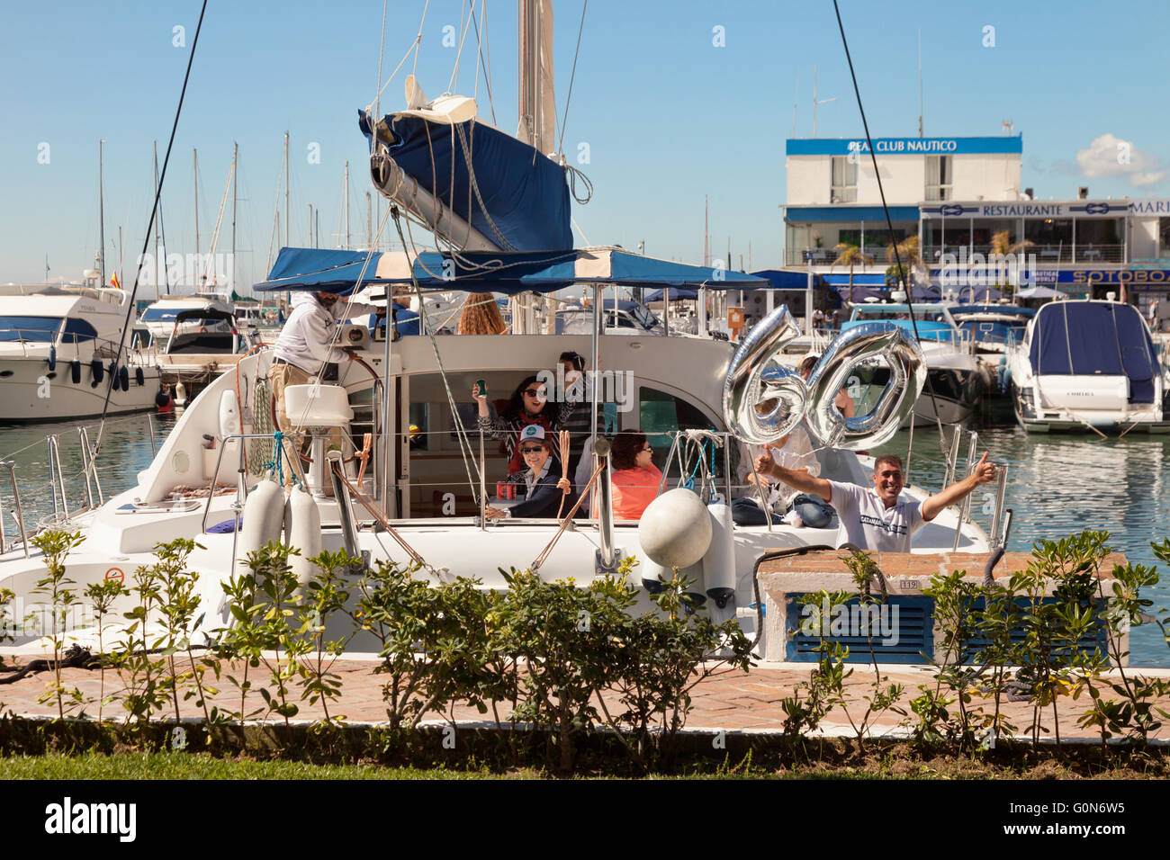 60e anniversaire de célébrations à bord d'un yacht de plaisance, Estepona, Costa del Sol, Espagne Europe Banque D'Images