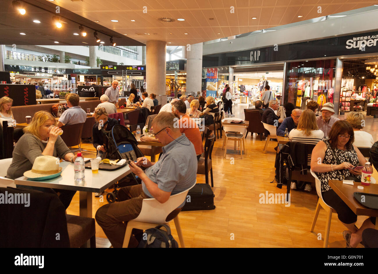 Les voyageurs de l'air de manger dans la salle d'embarquement du terminal 2, restaurant, l'aéroport de Malaga, Costa del Sol, Espagne, Europe Banque D'Images