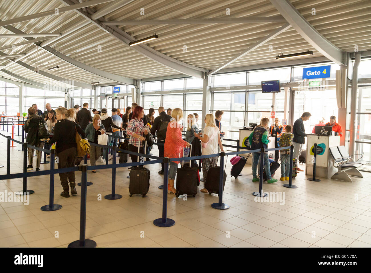 Les passagers de l'air, des gens qui attendent à la porte, les départs, l'aéroport de Londres Southend, Southend, Essex UK Banque D'Images