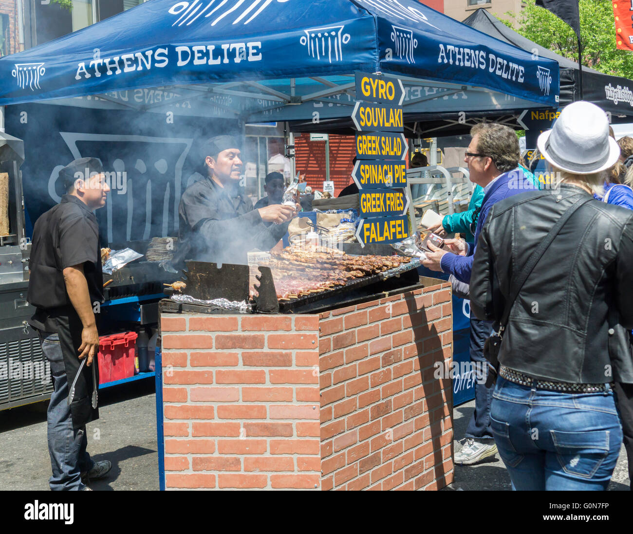 Un kiosque vendant de la nourriture ethnique grecque lors d'une foire de rue dans le quartier de Chelsea, New York sur une chaude Samedi 30 Avril, 2016. (© Richard B. Levine) Banque D'Images