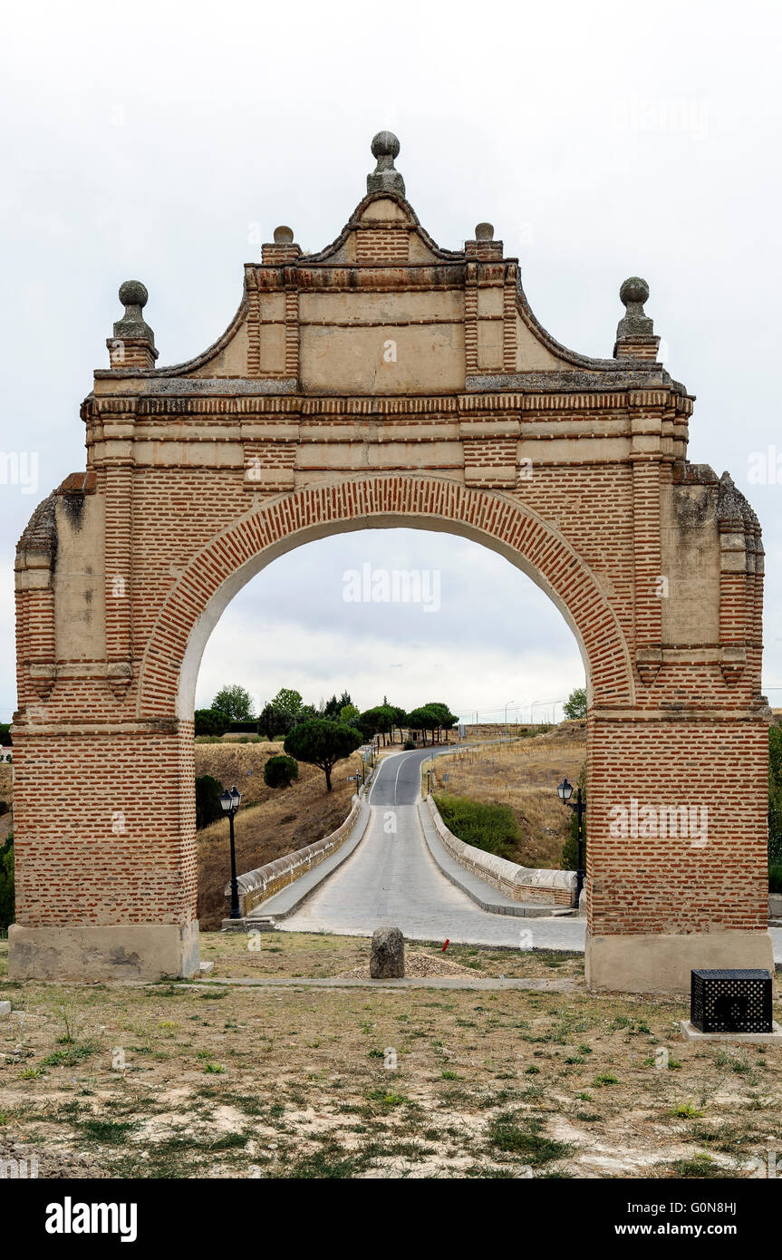 Arch Bridge et Medina, une ancienne entrée de la ville d'Arevalo, Avila, Castille et Leon, Espagne. Banque D'Images Arch Bridge et Medina, une ancienne entrée de la ville d'Arevalo, Avila, Castille et Leon, Espagne. Banque D'Images