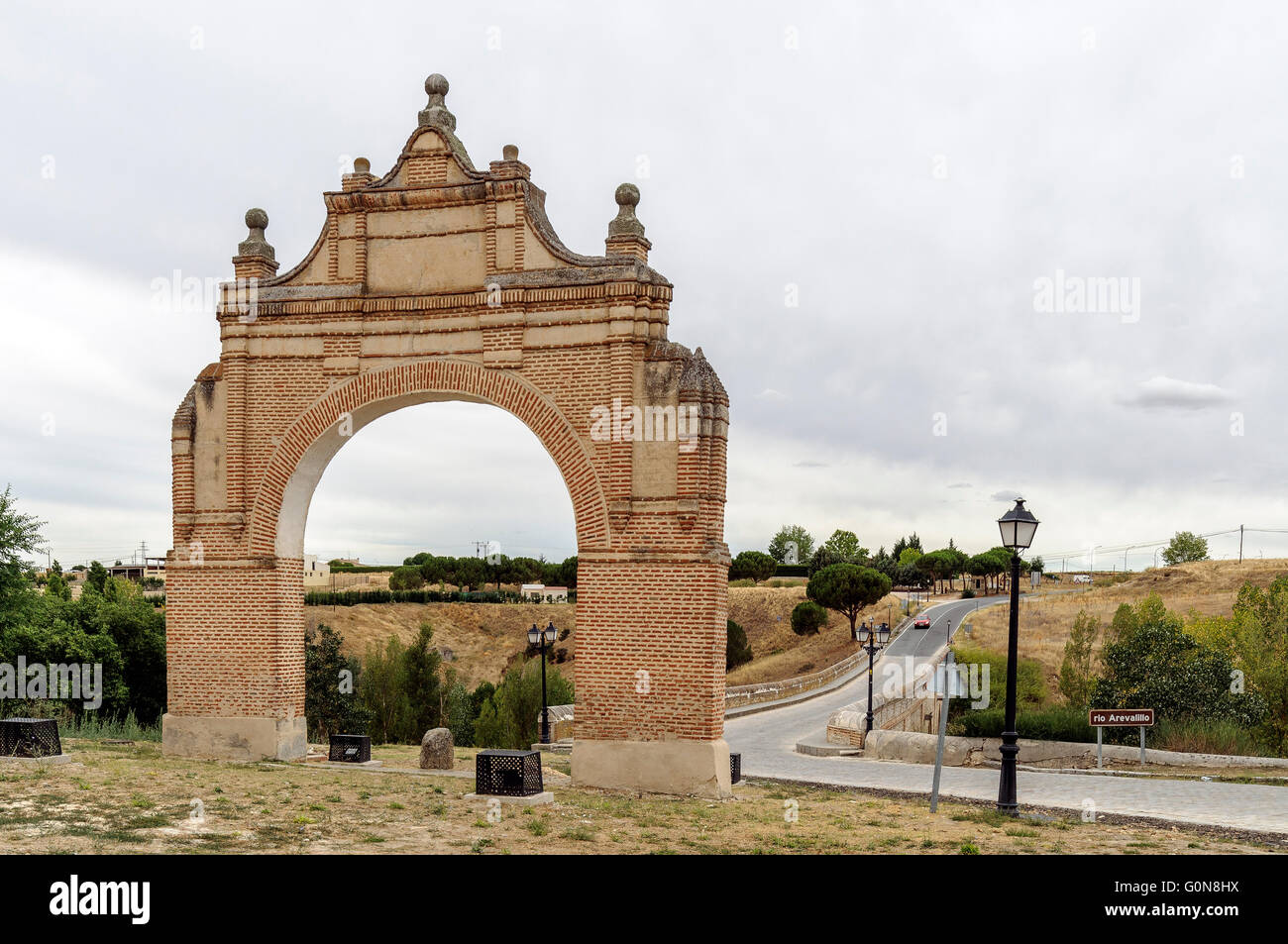 Arch Bridge et Medina, une ancienne entrée de la ville d'Arevalo, Avila, Castille et Leon, Espagne. Banque D'Images Arch Bridge et Medina, une ancienne entrée de la ville d'Arevalo, Avila, Castille et Leon, Espagne. Banque D'Images