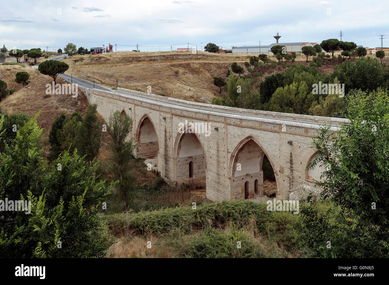 Arch Bridge et Medina, une ancienne entrée de la ville d'Arevalo, Avila, Castille et Leon, Espagne. Banque D'Images Arch Bridge et Medina, une ancienne entrée de la ville d'Arevalo, Avila, Castille et Leon, Espagne. Banque D'Images
