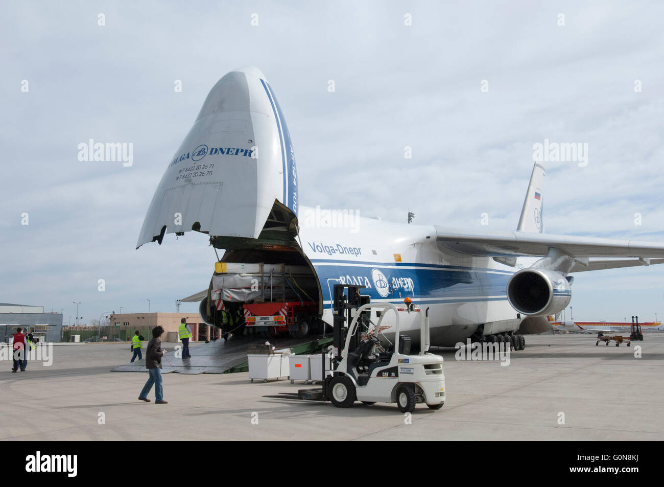 Volga-Dnepr Airlines, Antonov An-124-100 avions de transport commercial. L'avant et arrière pour ouvrir les portes du fret de route à travers l'acce Banque D'Images