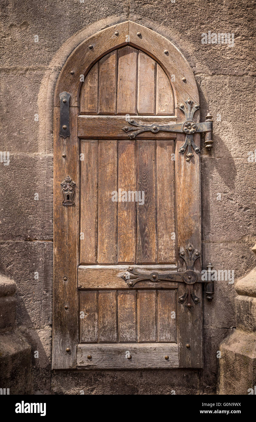 Porte en bois ancienne en pierre mur de château Photo Stock - Alamy