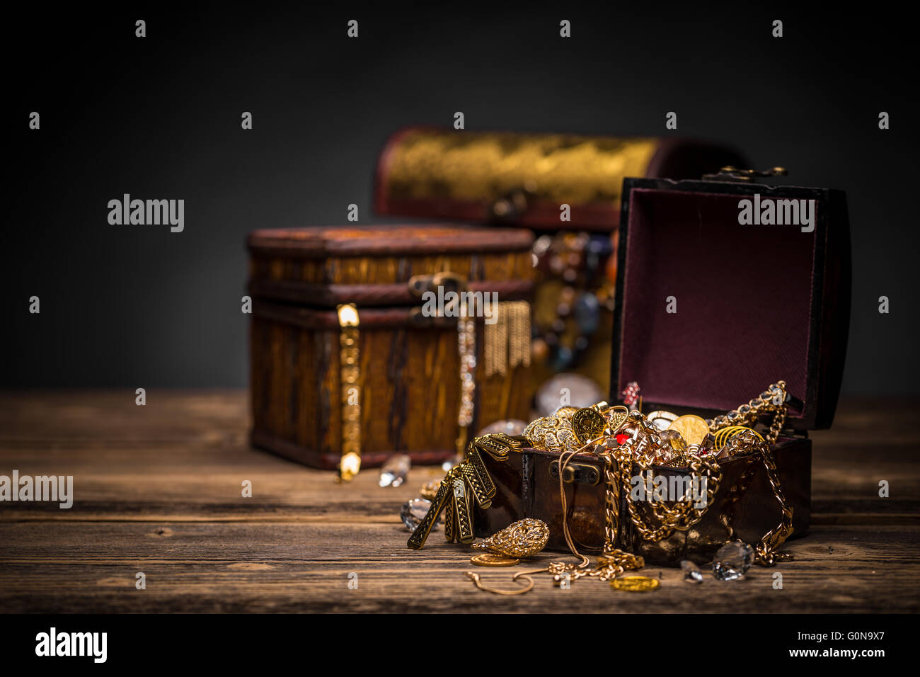 Boîte à bijoux en bois de la vie toujours sur fond de bois vintage Banque D'Images