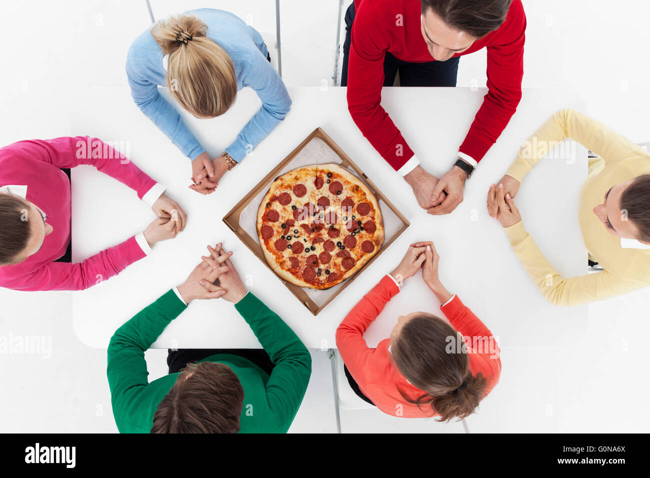 Les gens assis autour de la table Banque de photographies et d’images à ...