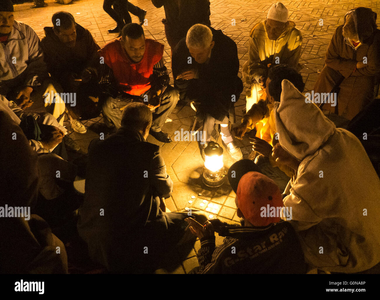 Un conteur et l'auditoire de la place Jamaa el Fna de Marrakech Banque D'Images