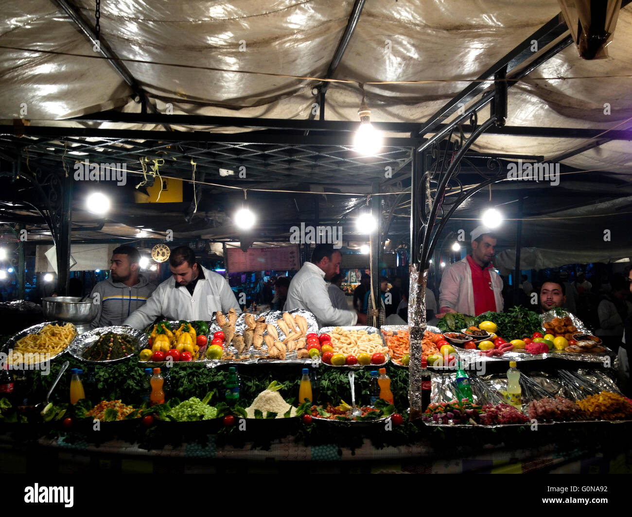 La vie et les gens dans la place Jamaa el Fna de Marrakech Banque D'Images