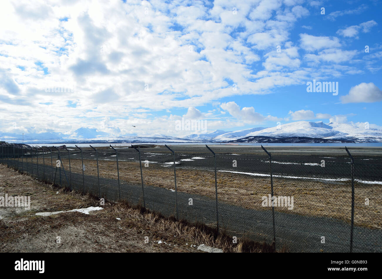 Hammerfest, NORVÈGE - avril 17, 2016 : petite école avion tente d'atterrir sur l'aéroport Langnes Banque D'Images
