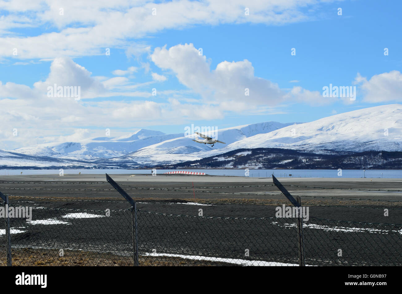 Hammerfest, NORVÈGE - avril 17, 2016 : petite école avion tente d'atterrir sur l'aéroport Langnes Banque D'Images