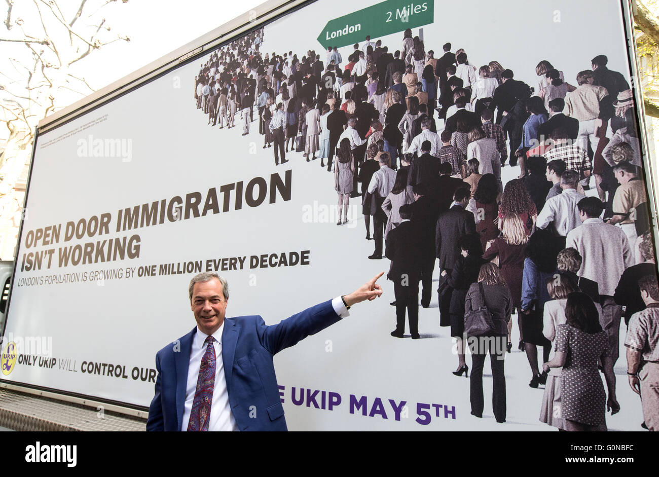Nigel Farage dévoile l'UKIP poster avant les élections municipales de Londres.Le slogan se lit comme suit "Ouvrez la porte de l'immigration ne fonctionne pas Banque D'Images