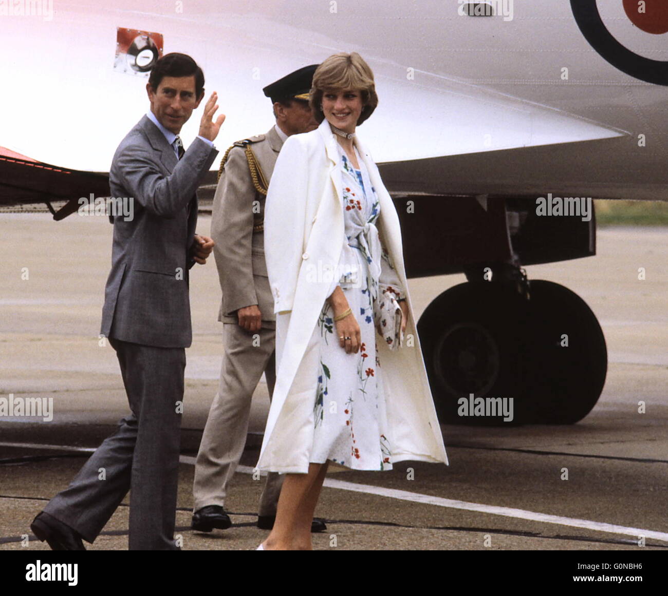 AJAXNETPHOTO. 1er août 1981. EASTLEIGH, Angleterre. - Voyage de noces du prince ET DE LA PRINCESSE - S.A.R. le prince et la princesse de Galles, Charles et Diana, SUR LE POINT DE MONTER À BORD D'UN AÉRONEF EN VOL DE LA REINE qu'ils partent pour leur lune de miel. PHOTO:JONATHAN EASTLAND/AJAX REF:810108 001 57 2 Banque D'Images