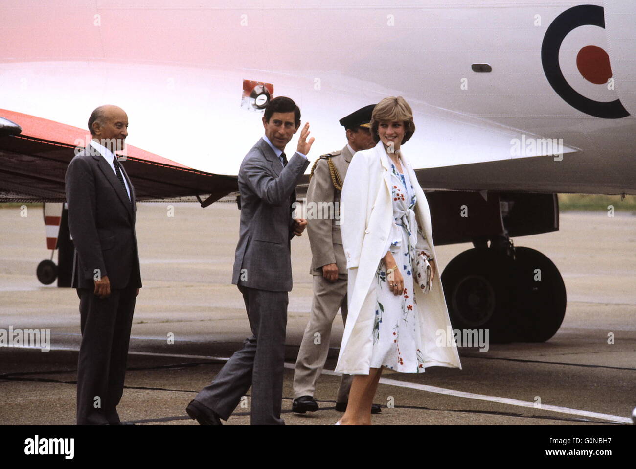 AJAXNETPHOTO. 1er août 1981. EASTLEIGH, Angleterre. - Voyage de noces du prince ET DE LA PRINCESSE - S.A.R. le prince et la princesse de Galles, Charles et Diana, SUR LE POINT DE MONTER À BORD D'UN AÉRONEF EN VOL DE LA REINE qu'ils partent pour leur lune de miel. PHOTO:JONATHAN EASTLAND/AJAX REF:810108 001 57 Banque D'Images