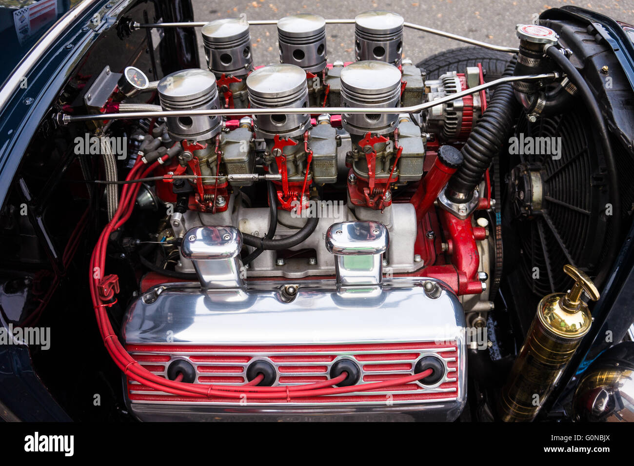 Close up d'un moteur dans une voiture d'époque sur l'affichage à une exposition de voiture Banque D'Images