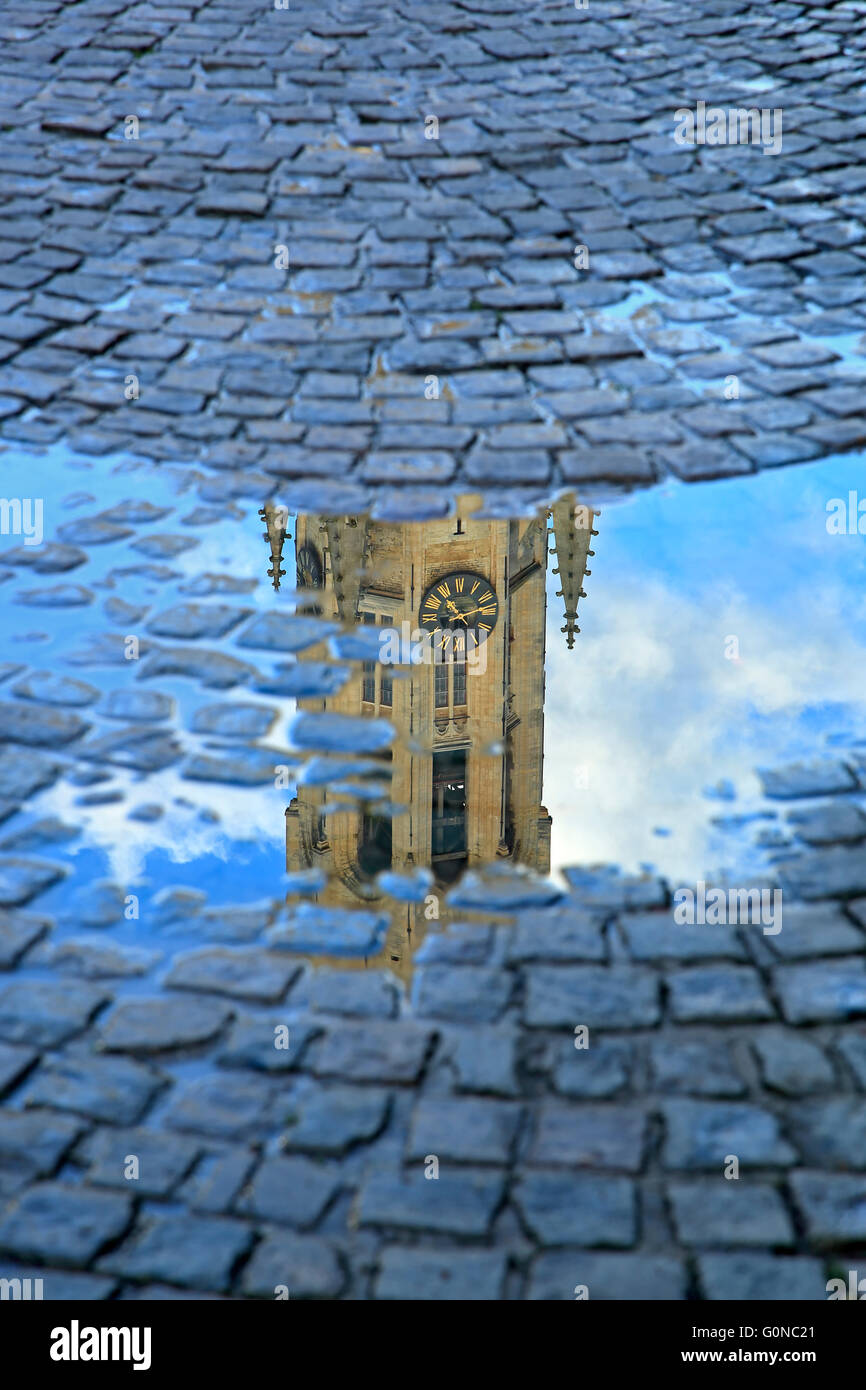 Bell Tower (Belfort) reflétée sur flaque et pavés, Bruges, Belgique Banque D'Images