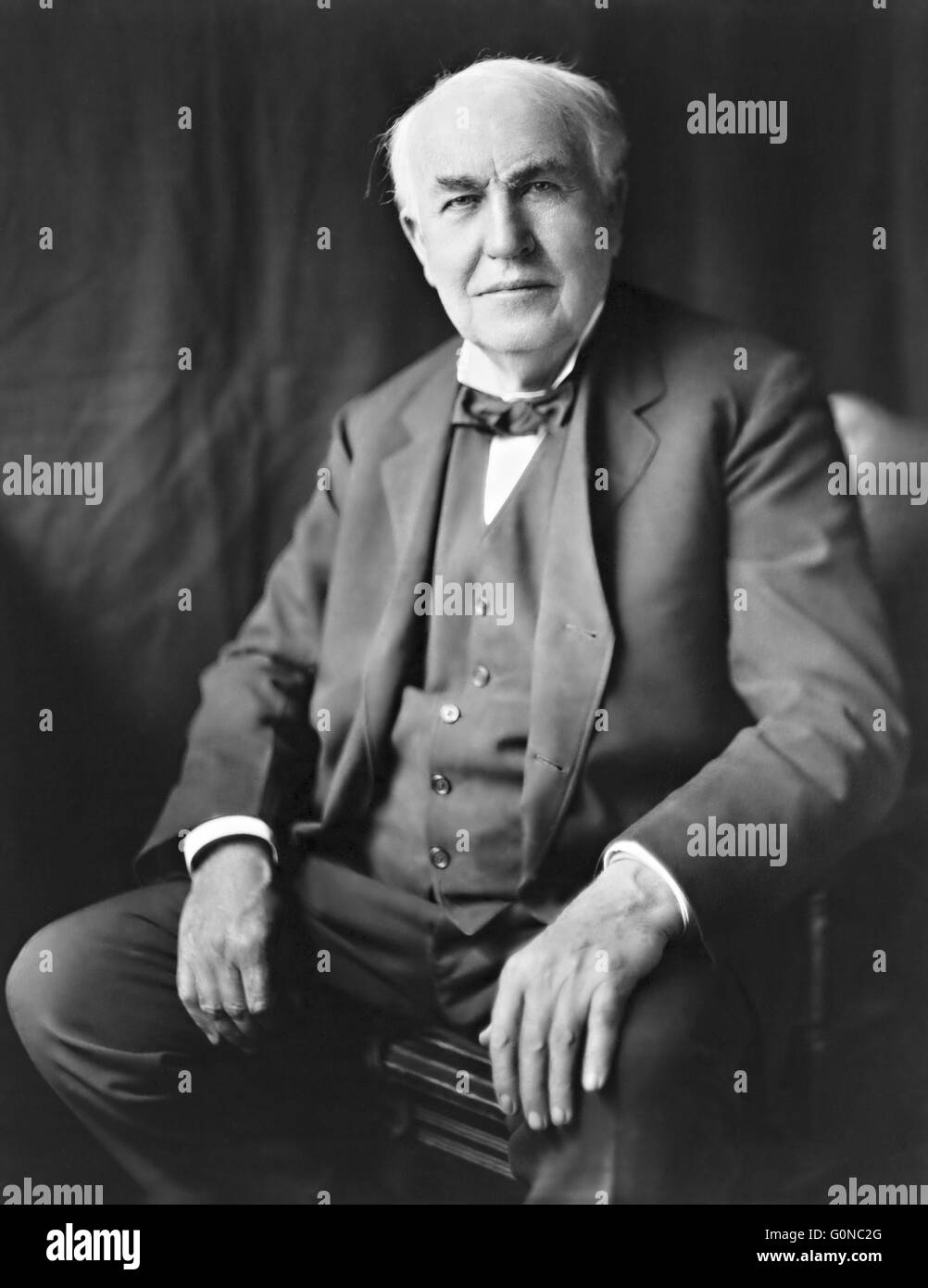 Inventeur Thomas Alva Edison, portrait de trois-quarts, assis, face à l'avant à partir de 1922. Edison a inventé l'élaboration ou la photographie, la caméra, l'ampoule électrique, l'enregistrement sonore, téléscripteur et des dizaines d'autres appareils. Banque D'Images