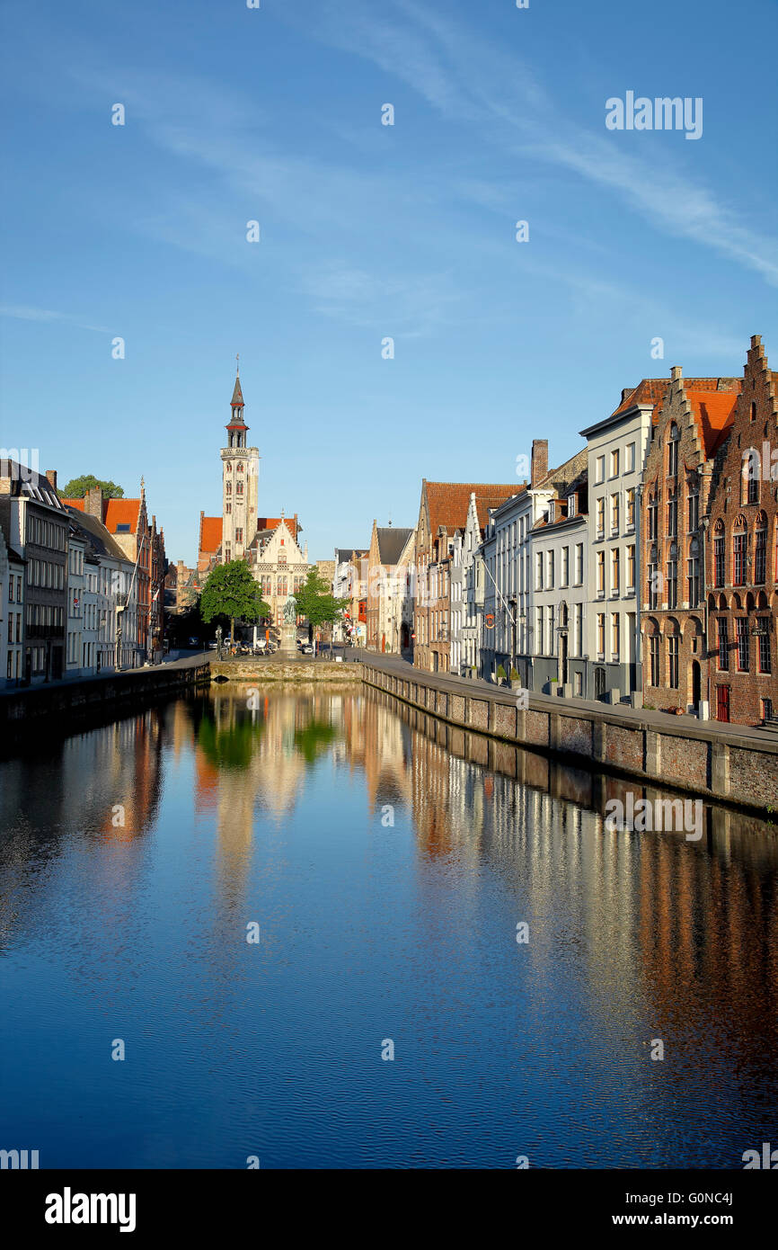 Poortersloge Tour, maisons et canal, Bruges, Belgique Banque D'Images