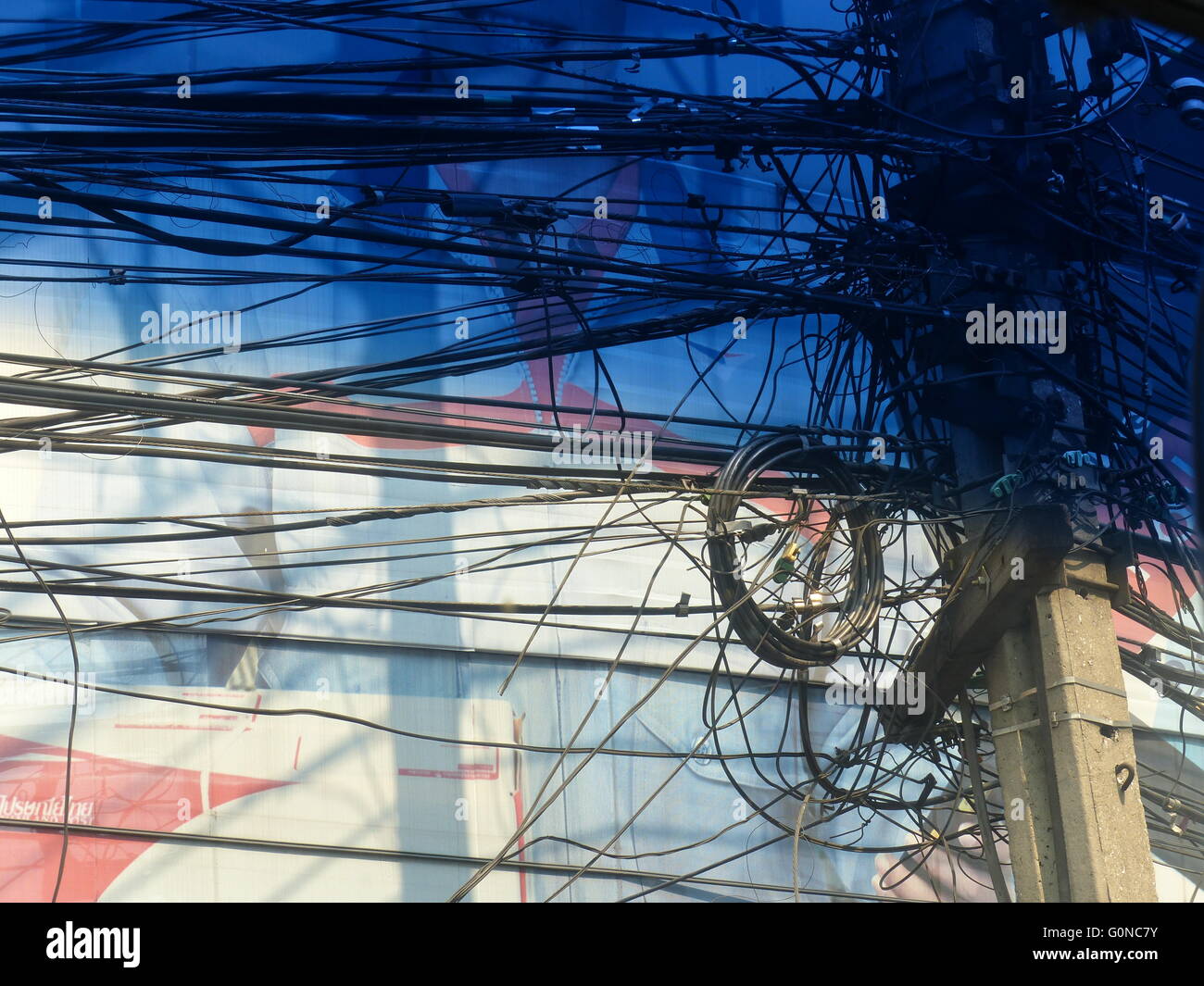 Thaïlande - Bangkok. Maillage compliqué de passage des câbles électriques.  Cette photo a été prise à travers le pare-brise du bus Photo Stock - Alamy