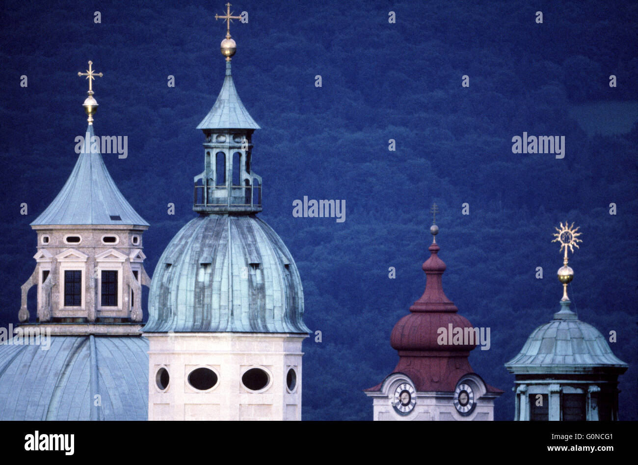 Les dômes de l'église s'élever au-dessus de Salzbourg, en Autriche. La ville est célèbre pour son architecture baroque bien conservé, et aussi comme l'birt Banque D'Images