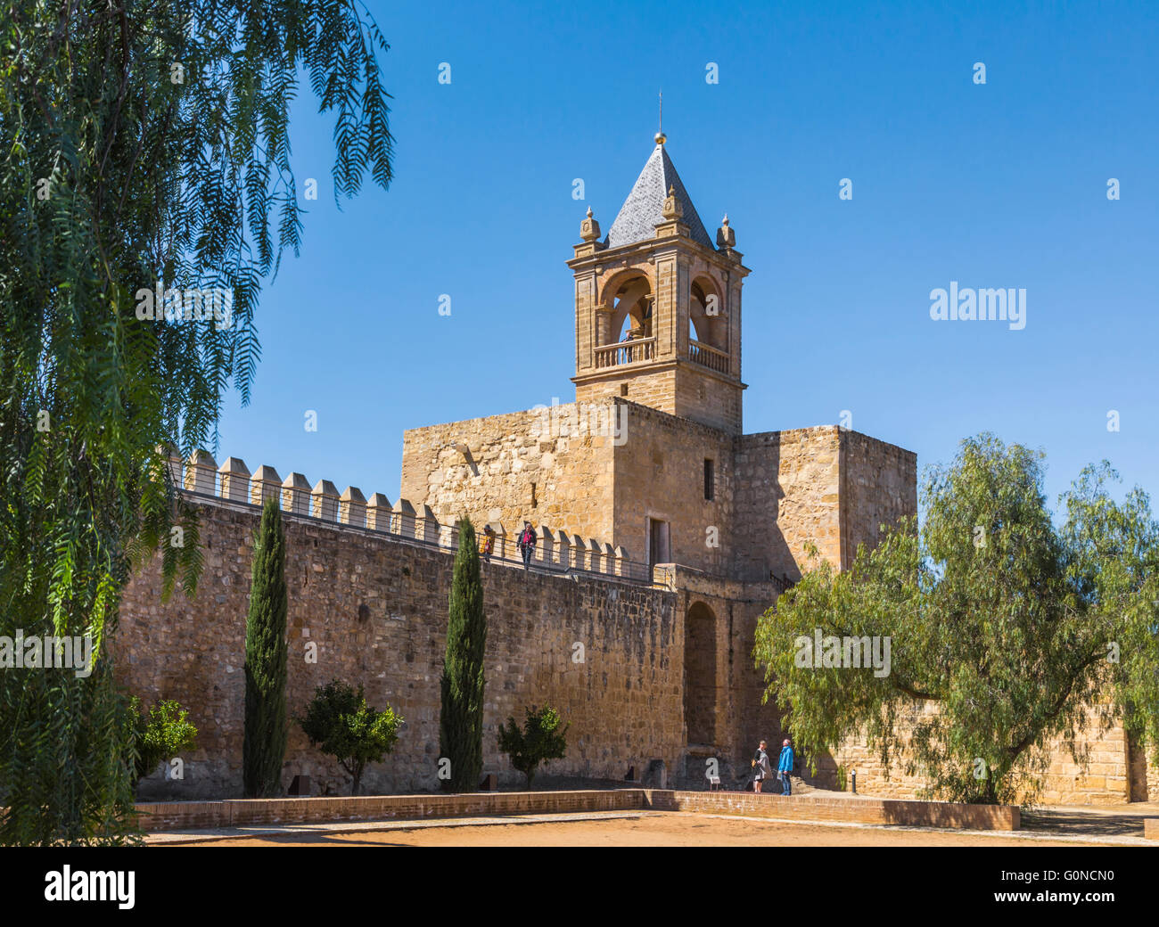 Antequera, la province de Malaga, Andalousie, Espagne du sud. À la recherche de l'autre côté de la cour, ou d'un Patio de Armas, de la Alcazaba Banque D'Images