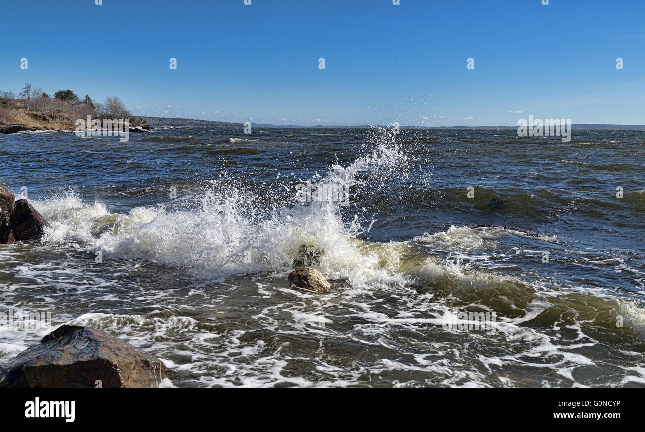 Voir des vagues rouler à terre sur Penobscot Bay dans la région de Bar Harbor Maine au printemps. Banque D'Images