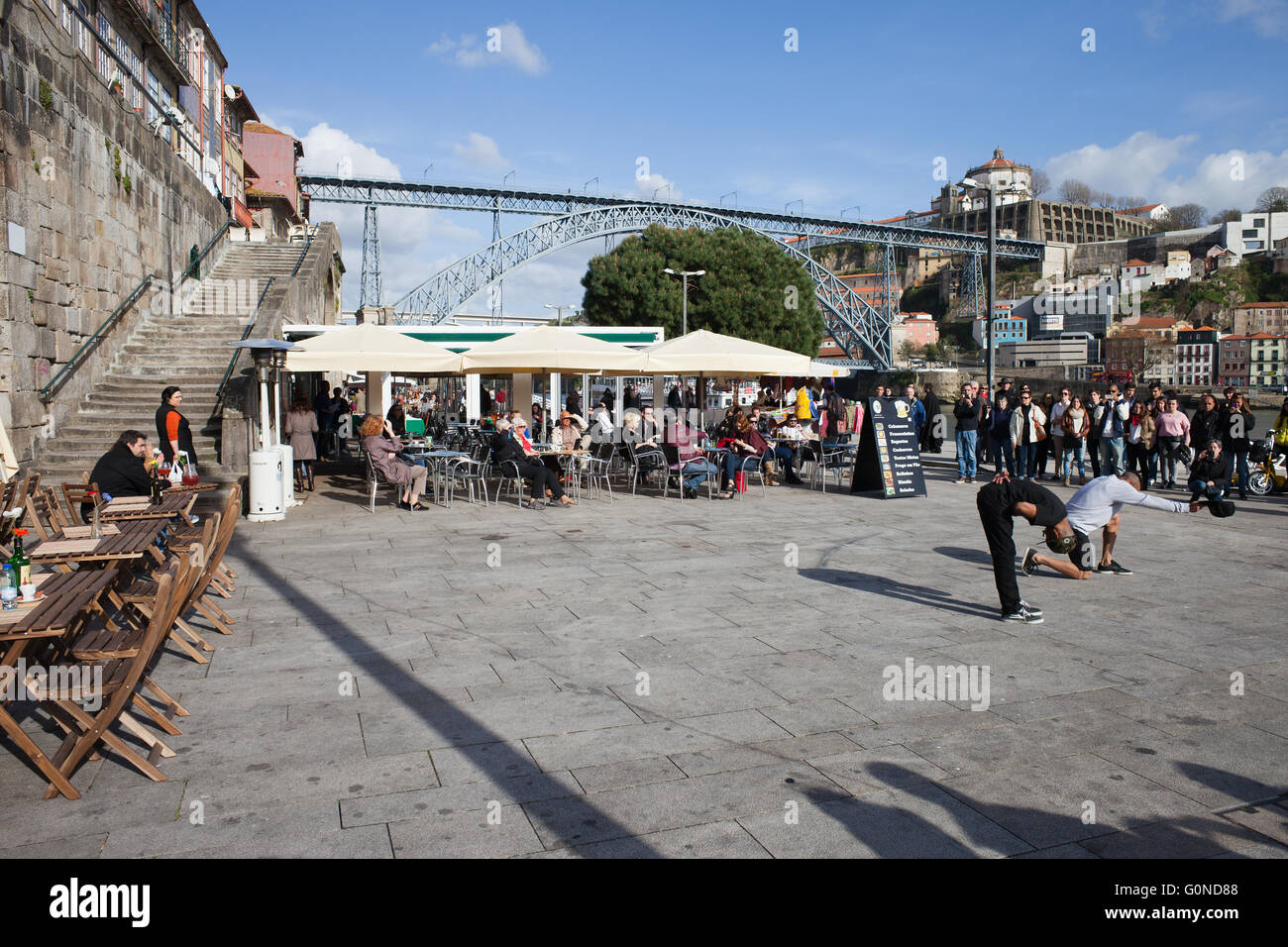 Ville de Porto au Portugal, la place Ribeira, café en plein air, tables de restaurant, les gens, les touristes à regarder les danseurs, UNESCO World Heri Banque D'Images